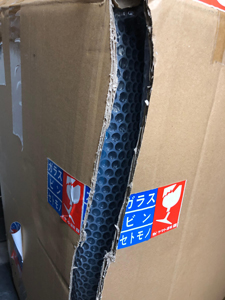エアパッキンの上に ダンボールで梱包