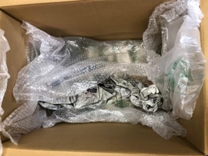 元箱 緩衝材 必ず使う 丸めた新聞 段ボールの底に敷く