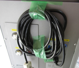 エステ機器の梱包 電源ケーブル 束ね 養生テープ 本体に固定