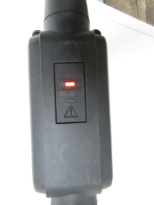 電気自動車 充電ケーブル 充電中