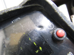 ラジコン送信機 液晶部分 黄色い塗料 付着