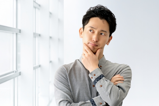 相場が分からず悩んでいる人のイメージ