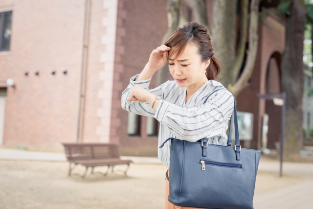 時間がなくて急いでいる人のイメージ