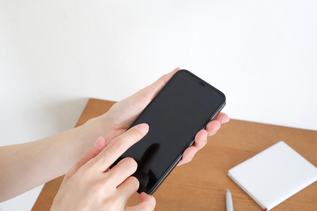 スマホで簡単査定依頼をしている様子