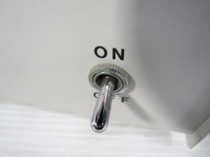 神経波磁力線発生器 トグルスイッチ根元金具 メッキのくすみ 変色 点サビ