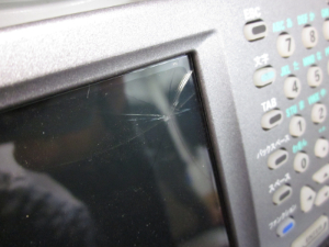 トータルステーション 液晶画面 ひび割れ