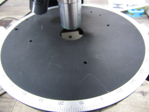 顕微鏡 回転ステージ 傷