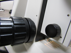 顕微鏡 粗動・微動ハンドル 汚れ