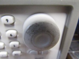 アジレント Agilent ダイヤルつまみ 黒ずみ 手垢汚れ 変色